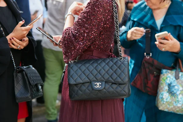 Kvinna med Chanel väska mörkröd klänning med paljetter innan Antonio Marras modevisning, Milan Fashion Week street style den 23 september 2017 i Milano. — Stockfoto