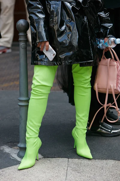 Mujer con botas verdes de tacón alto y chaqueta negra brillante antes del desfile de moda Antonio Marras, Milan Fashion Week street style on septiembre 23, 2017 in Milan . —  Fotos de Stock