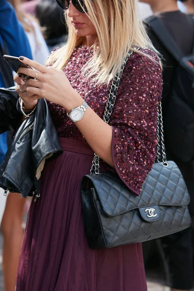 Жінка з чорною Chanel шкіряною сумкою, Rolex watch і фіолетовою сорочкою до показу моди Antonio Marras, Milan Fashion Week street style 23 вересня 2017 року в Мілані. — стокове фото