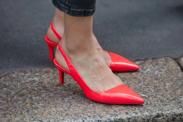 Mujer con zapatos rojos de tacón alto antes del desfile de moda Antonio Marras, Milan Fashion Week street style on septiembre 23, 2017 in Milan . — Foto de Stock