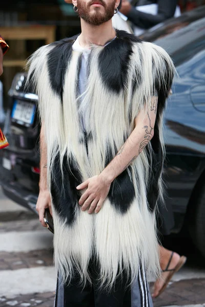 Homem com casaco de pele preto e branco antes de Antonio Marras desfile de moda, Milan Fashion Week street style em setembro 23, 2017 em Milão . — Fotografia de Stock