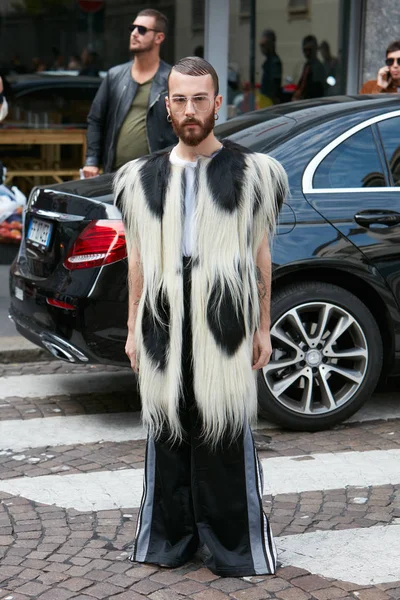 Homem com casaco de pele preto e branco e óculos antes de Antonio Marras desfile de moda, Milan Fashion Week street style em setembro 23, 2017 em Milão . — Fotografia de Stock