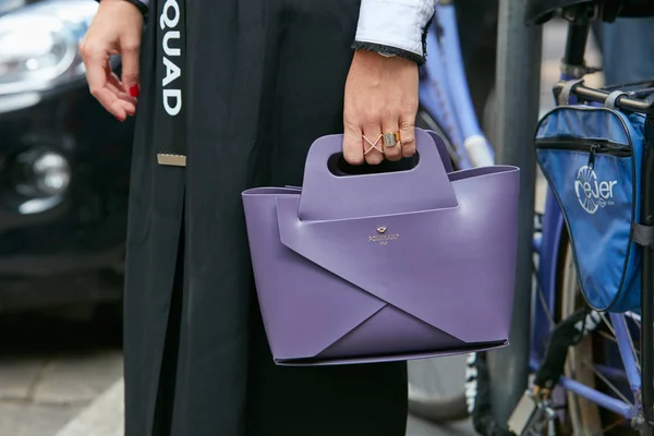 Mujer con bolso de cuero Pomikaki púrpura antes del desfile de moda Antonio Marras, Milan Fashion Week street style on septiembre 23, 2017 in Milan . —  Fotos de Stock