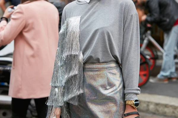 Женщина в блестящей металлической юбке и серебряной бахроме перед показом мод Антонио Марраса, уличный стиль Миланской недели моды 23 сентября 2017 года в Милане . — стоковое фото