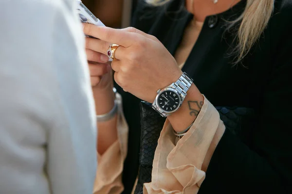 Mujer con reloj Rolex Explorer y anillo de oro antes del desfile de Antonio Marras, Milan Fashion Week street style on septiembre 23, 2017 in Milan . —  Fotos de Stock