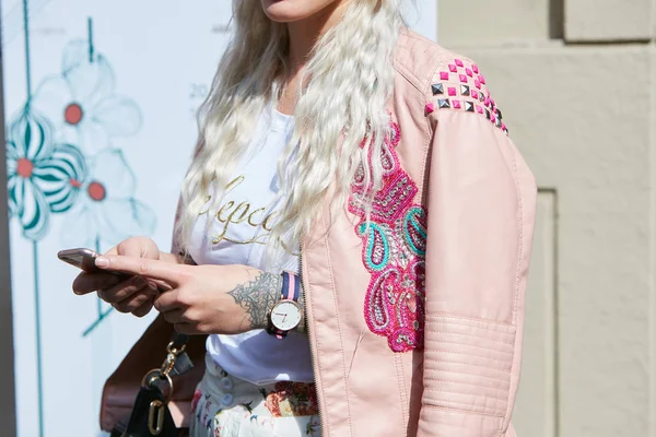 Женщина в розовой кожаной куртке и часы Daniel Wellington перед показом мод Antonio Marras, стиль улицы Milan Fashion Week 23 сентября 2017 года в Милане . — стоковое фото