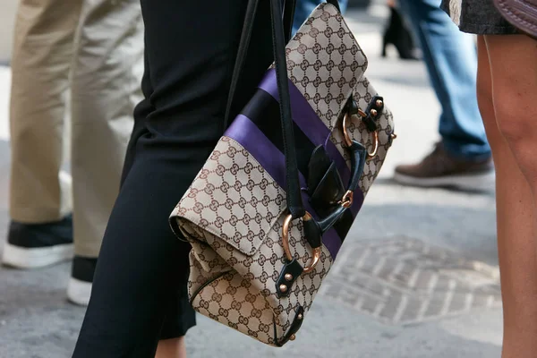 Женщина с сумкой Gucci перед показом мод Blumarine, уличный стиль Недели Моды в Милане 23 сентября 2017 года . — стоковое фото