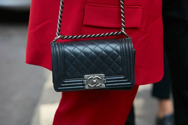 Wanita dengan tas kulit hitam Chanel dan setelan merah sebelum pertunjukan busana Antonio Marras, Milan Fashion Week street style pada 23 September 2017 di Milan . — Stok Foto