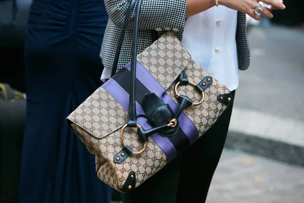 Perempuan dengan tas Gucci dengan rincian ungu sebelum pertunjukan mode Antonio Marras, Milan Fashion Week gaya jalanan pada tanggal 23 September 2017 di Milan . — Stok Foto