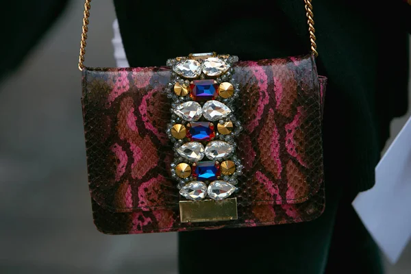 Nő sötét piros kígyó bőr táska és drágakövek előtt Blumarine divatbemutató, Milánó Fashion Week utcai stílus szeptember 23, 2017 a Milan. — Stock Fotó