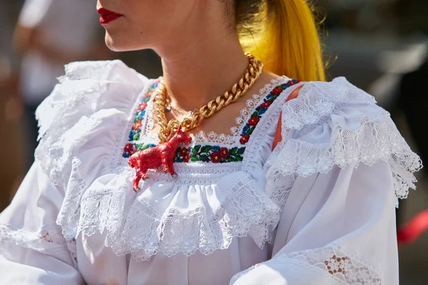 Mujer con collar de cadena dorada con un juguete de oveja roja antes del desfile de moda Blumarine, Milan Fashion Week street style on septiembre 23, 2017 in Milan . —  Fotos de Stock