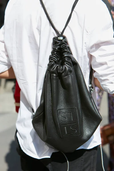 Мужчина в черном кожаном рюкзаке и белой рубашке перед показом мод Milan Fashion Week, 23 сентября 2017 года в Милане . — стоковое фото