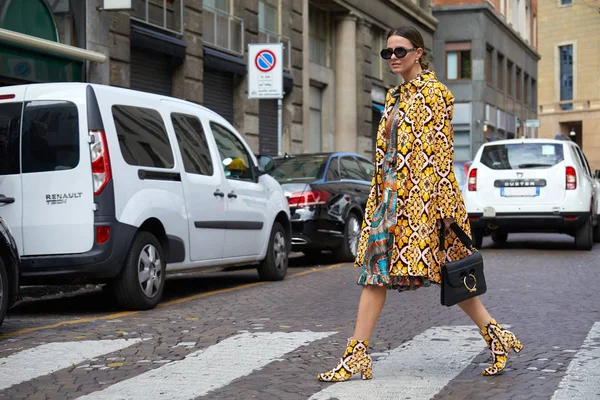 Mujer con chaqueta amarilla decorada y vestido colorido antes del desfile de moda Antonio Marras, Milan Fashion Week street style on septiembre 23, 2017 in Milan . — Foto de Stock