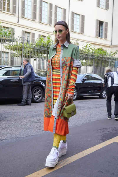 Mulher com laranja, verde, roupas amarelas e sapatos de salto de cunha branca antes do desfile de moda Antonio Marras, estilo de rua Milan Fashion Week em setembro 23, 2017 em Milão . — Fotografia de Stock