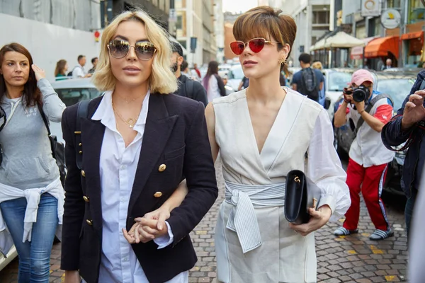 Antonio Marras defilesinden önce güneş gözlüklü zarif kadınlar, Milano Moda Haftası sokak stili 23 Eylül 2017'de Milano'da.