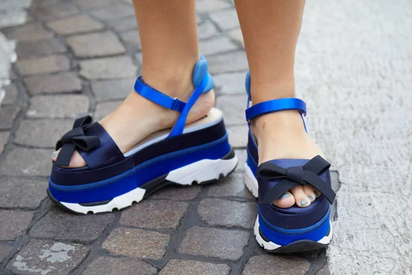 Mujer con sandalias de tacón de cuña azul, blanco y negro antes del desfile de moda Antonio Marras, Milan Fashion Week street style on septiembre 23, 2017 in Milan . —  Fotos de Stock