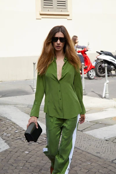 Woman with green shirt, trousers and sunglasses before Antonio Marras fashion show, Milan Fashion Week street style on September 23, 2017 in Milan. — Stock Photo, Image