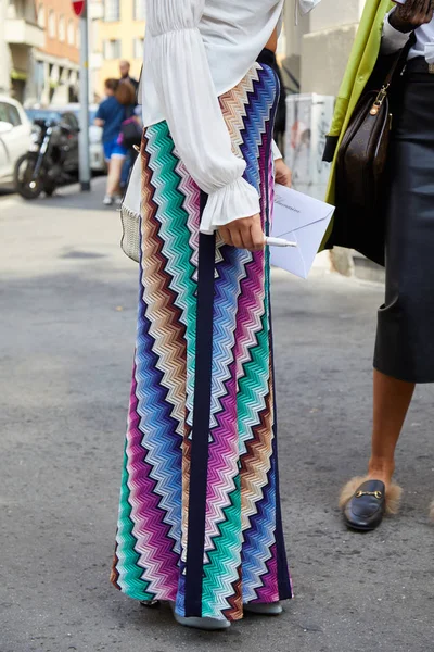 Kvinna med lila, blå, brun geometrisk design lång kjol innan Blumarine modevisning, Milan Fashion Week street style den 23 september 2017 i Milano. — Stockfoto