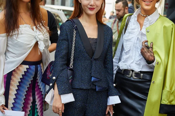 Blumarine defilesi öncesi mavi ve yeşil ceketli ve dantel eldivenli üç kadın, 23 Eylül 2017'de Milano Moda Haftası sokak stili.