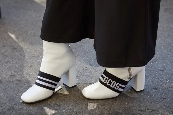 Nő GCD fehér csizma és fekete nadrág előtt Blumarine divatbemutató, Milánó Fashion Week utcai stílus szeptember 23, 2017 a Milan — Stock Fotó