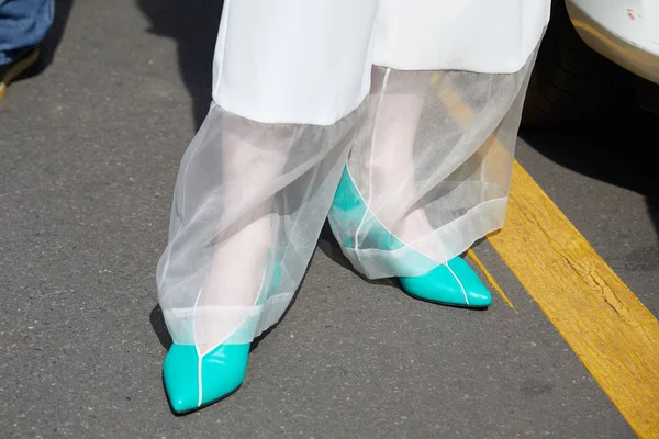 Kvinna med turkosa skor och vita byxor innan Blumarine modevisning, Milan Fashion Week street style den 23 september 2017 i Milano. — Stockfoto