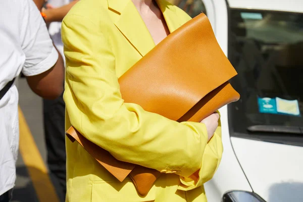 Жінка з бежевою шкіряною сумкою та жовтим піджаком перед показом моди Blumarine, Міланський стиль Тижня моди 23 вересня 2017 року в Мілані. — стокове фото
