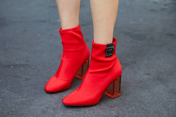 Kobieta w czerwonych butach z przezroczystym obcasem przed pokazem mody Blumarine, Milan Fashion Week street style 23 września 2017 w Mediolanie. — Zdjęcie stockowe