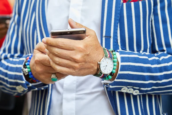 Hombre con reloj Smart Tornout, pulsera turquesa y chaqueta a rayas azul y blanco antes del desfile de moda Ermanno Scervino, Milan Fashion Week street style el 23 de septiembre de 2017 en Milán . — Foto de Stock