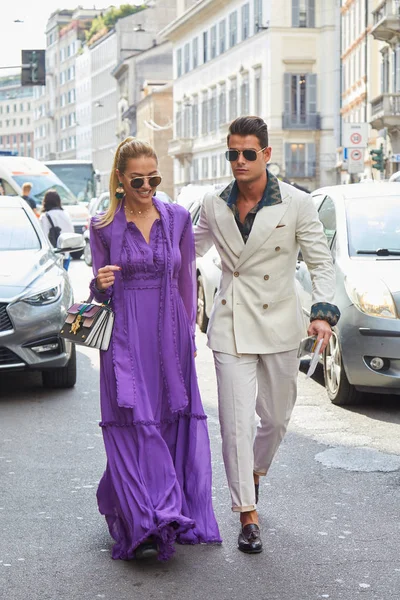 Frank Galluccio with woman with purple dress before Ermanno Scervino fashion show, Milan Fashion Week street style on September 23, 2017 in Milan. — Stock Photo, Image