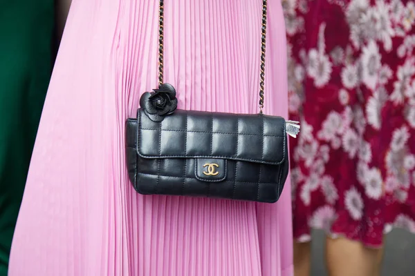 Ermanno Scervino defilesinden önce Chanel siyah deri çantalı kadın. Milan Moda Haftası tarzı 23 Eylül 2017 'de Milano' da..