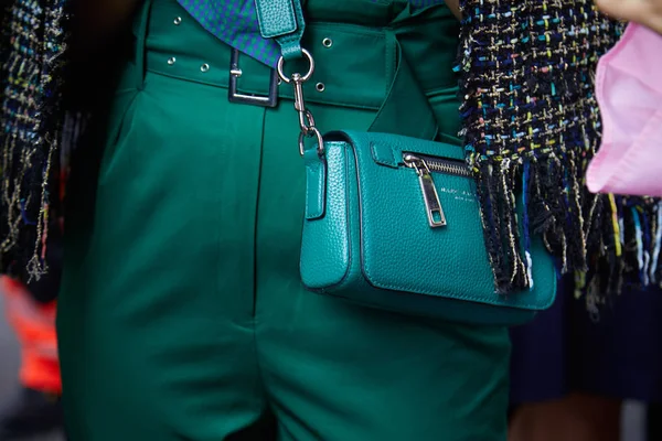 Perempuan dengan kulit hijau Marc Jacobs tas di celana hijau sebelum Ermanno Scervino fashion show, Milan Fashion Week gaya jalan pada tanggal 23 September 2017 di Milan . — Stok Foto