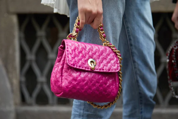 Woman with pink leather bag with golden chain and blue jeans before Ermanno Scervino fashion show, Milan Fashion Week street style στις 23 Σεπτεμβρίου 2017 στο Μιλάνο. — Φωτογραφία Αρχείου