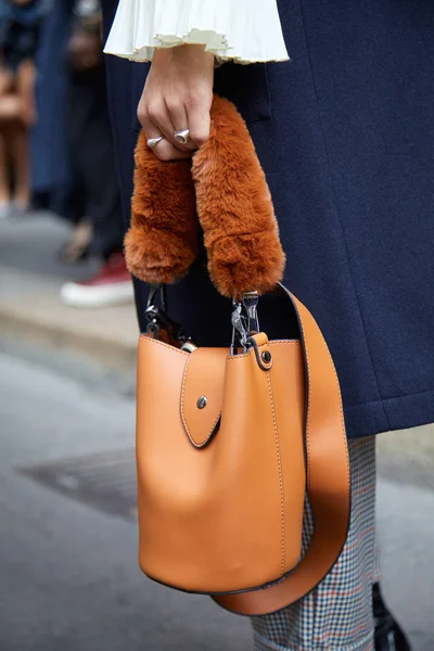 Frau mit beiger Ledertasche mit Pelzgriff und weißer Stulpe vor der Modenschau ermanno scervino, Mailänder Modewoche Streetstyle am 23. September 2017 in Mailand. — Stockfoto