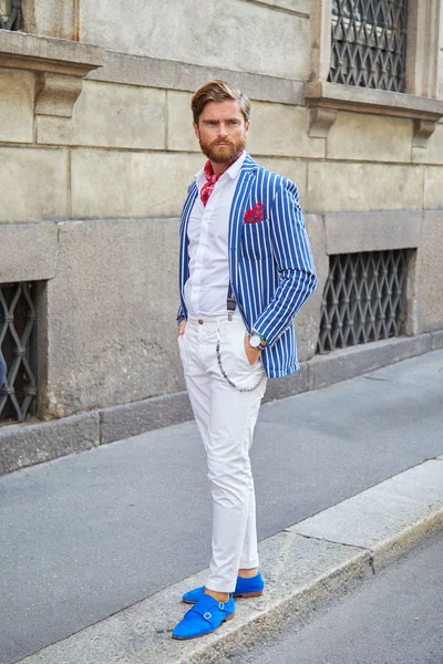 Ermanno Scervino defilesi öncesi mavi ayakkabılı, beyaz ve mavi çizgili ceketli adam, Milano Moda Haftası sokak stili 23 Eylül 2017'de Milano'da.