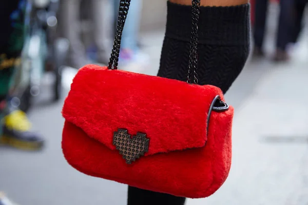 Kvinna med röd päls väska med Lego hjärta innan Ermanno Scervino modevisning, Milan Fashion Week street style den 23 september 2017 i Milano. — Stockfoto
