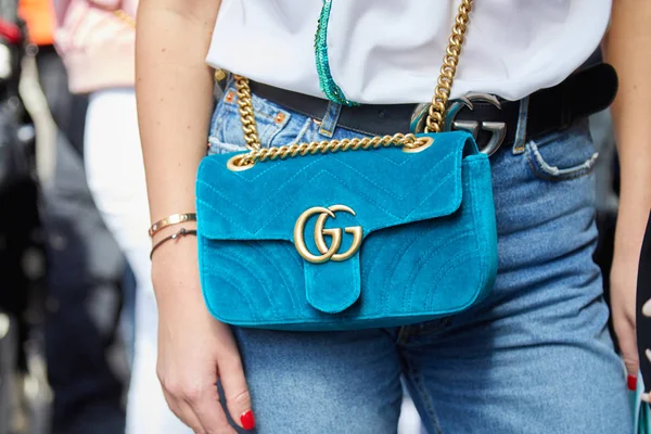 Mujer con bolso Gucci de terciopelo azul claro con cadena dorada y cinturón antes del desfile de moda Ermanno Scervino, Milan Fashion Week street style on septiembre 23, 2017 in Milan . — Foto de Stock