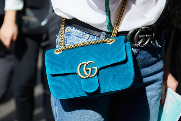 Mulher com saco de veludo azul Gucci com corrente de ouro antes do desfile de moda Ermanno Scervino, estilo de rua Milan Fashion Week em setembro 23, 2017 em Milão . — Fotografia de Stock