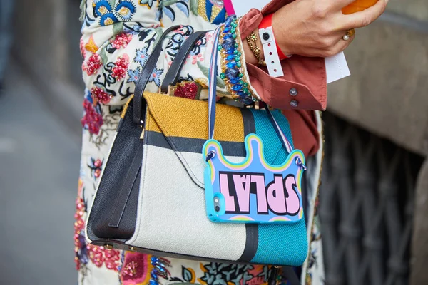 Kvinna med färgglad väska, blommig dekoration jacka innan Ermanno Scervino modevisning, Milan Fashion Week street style den 23 september 2017 i Milano. — Stockfoto