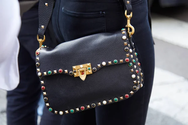 Woman with black leather bag, golden studs and colorful decorations before Ermanno Scervino επίδειξη μόδας, Milan Fashion Week street style on September 23, 2017 στο Μιλάνο. — Φωτογραφία Αρχείου