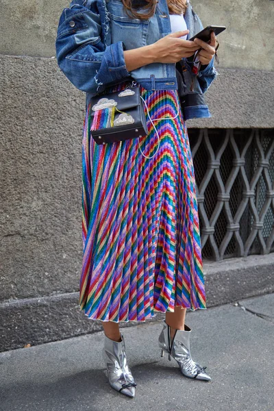 23 Eylül 2017 'de Milano' da Milano Moda Haftası 'nda Ermanno Scervino defilesinden önce parlak etekli ve gümüş ayakkabılı bir kadın..