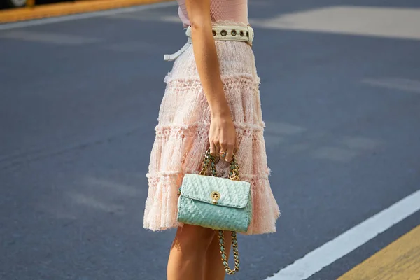 Mulher com saco pequeno azul pálido e saia rosa com franjas antes do desfile de moda Ermanno Scervino, estilo de rua Milan Fashion Week em setembro 23, 2017 em Milão . — Fotografia de Stock