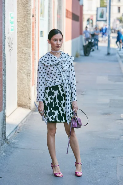 Женщина в черно-белой майке в горошек перед показом мод Trussardi, уличный стиль Миланской недели моды 24 сентября 2017 года в Милане . — стоковое фото