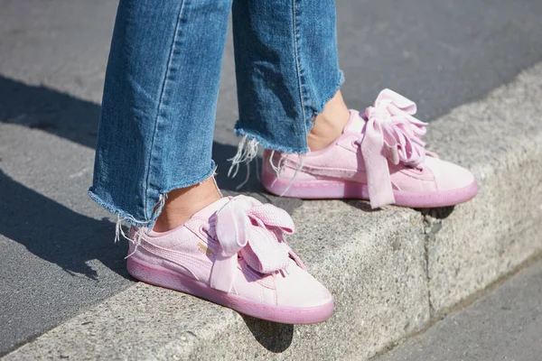 Kvinne med Puma suede pink shoes and riving blue jeans bukser before Trussardi fashion Week street style, 24. september 2017 i Milano . – stockfoto