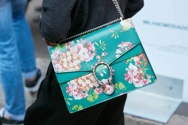 Mujer con bolso Gucci verde con diseño floral antes del desfile de moda Trussardi, Milan Fashion Week street style on septiembre 24, 2017 in Milan . — Foto de Stock