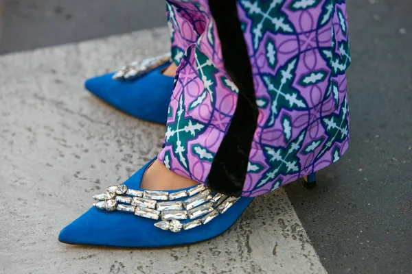 Mujer con zapatos azules con gemas transparentes y pantalones morados antes del desfile de moda Trussardi, Milan Fashion Week street style el 24 de septiembre de 2017 en Milán . — Foto de Stock