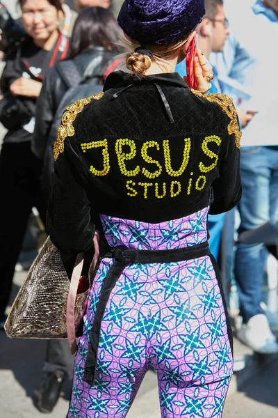 Woman with Jesus studio black jacket and purple trousers before Trussardi fashion show, Milan Fashion Week street style on September 24, 2017 in Milan. — Stock Photo, Image