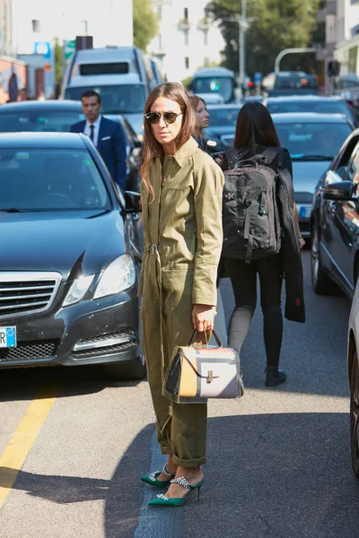 Woman with olive green overalls and sunglasses before Trussardi fashion show, Milan Fashion Week street style on September 24, 2017 in Milan. — Stock Photo, Image