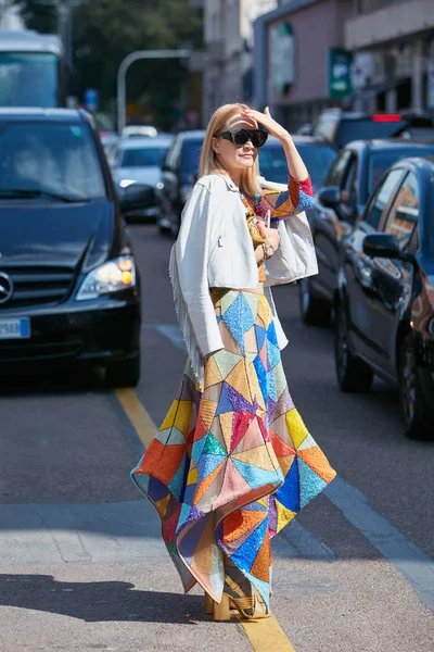 Kobieta w kolorowej brokatowej spódnicy geometrycznej i białej kurtce przed pokazem mody Trussardi, Milan Fashion Week street style 24 września 2017 w Mediolanie. — Zdjęcie stockowe