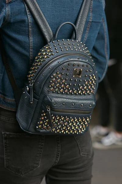 Nő Mcm szürke bőr hátizsák szegecsekkel előtt Dolce és Gabbana divatbemutató, Milánó Fashion Week street style on September 24, 2017 in Milan. — Stock Fotó