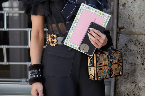 Woman with decorated bag and Dolce and Gabbana belt before Dolce and Gabbana επίδειξη μόδας, Milan Fashion Week street style on September 24, 2017 στο Μιλάνο. — Φωτογραφία Αρχείου